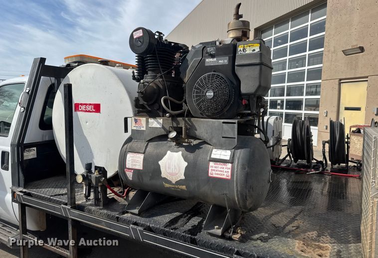 image for item ET4449 2011 Ford F350 Super Duty flatbed pickup truck