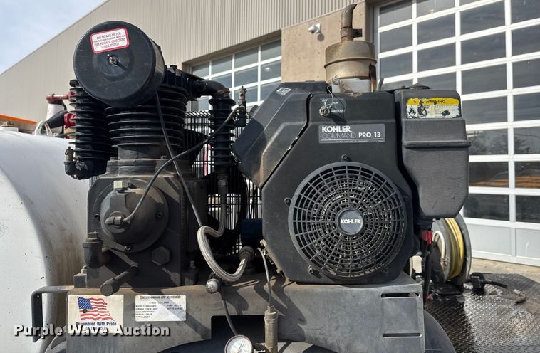 image for item ET4449 2011 Ford F350 Super Duty flatbed pickup truck