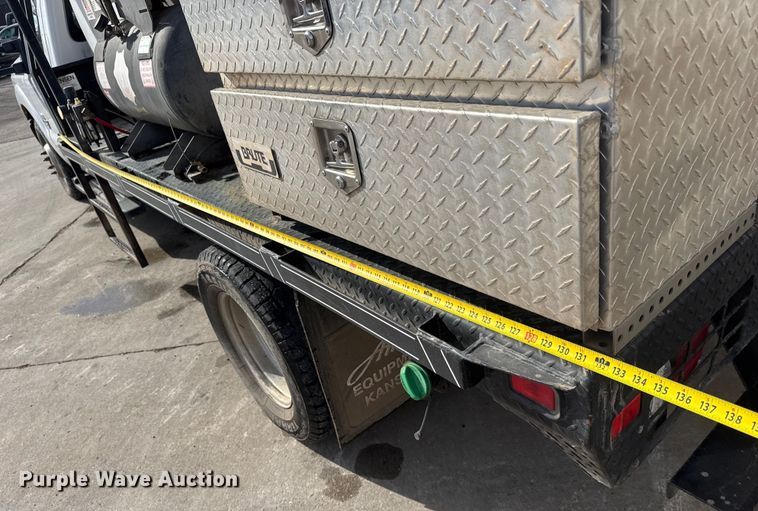 image for item ET4449 2011 Ford F350 Super Duty flatbed pickup truck