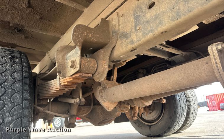 image for item ET4449 2011 Ford F350 Super Duty flatbed pickup truck