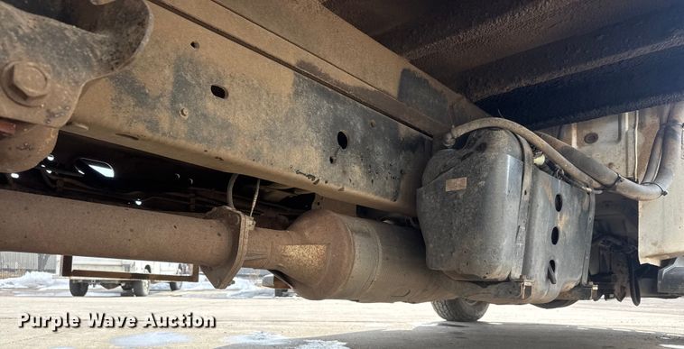 image for item ET4449 2011 Ford F350 Super Duty flatbed pickup truck