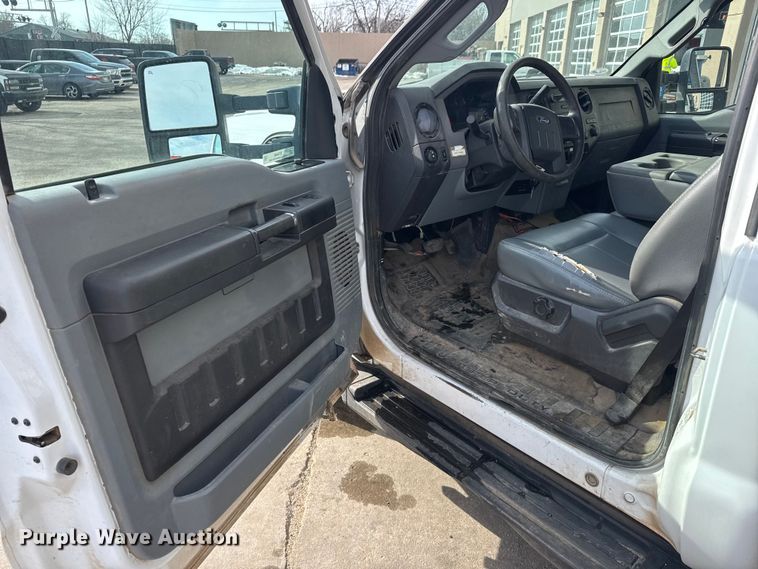 image for item ET4449 2011 Ford F350 Super Duty flatbed pickup truck