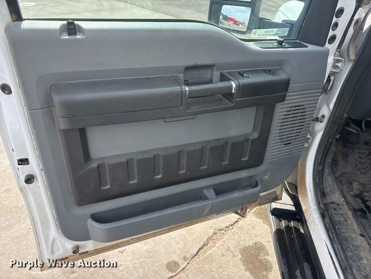 image for item ET4449 2011 Ford F350 Super Duty flatbed pickup truck