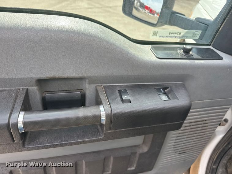 image for item ET4449 2011 Ford F350 Super Duty flatbed pickup truck