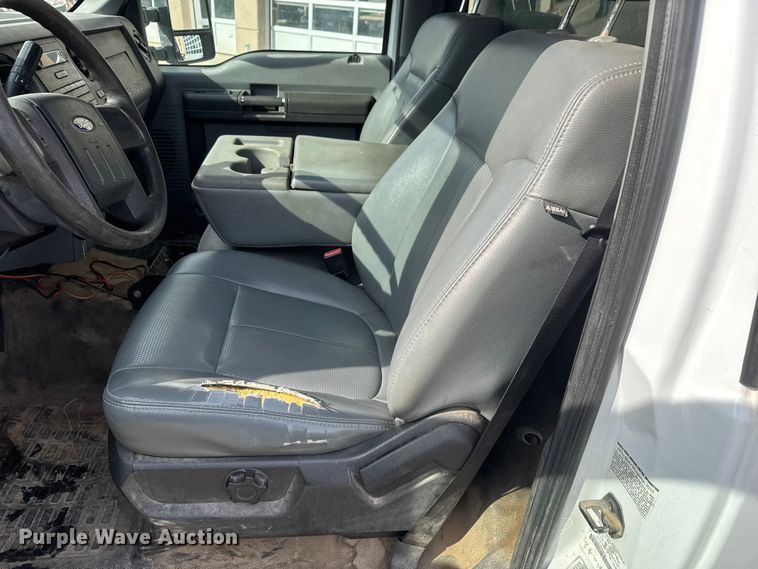 image for item ET4449 2011 Ford F350 Super Duty flatbed pickup truck