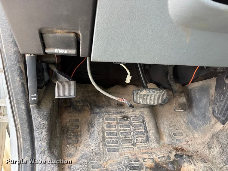 image for item ET4449 2011 Ford F350 Super Duty flatbed pickup truck