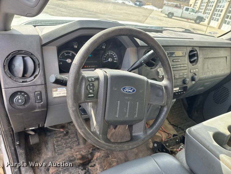 image for item ET4449 2011 Ford F350 Super Duty flatbed pickup truck