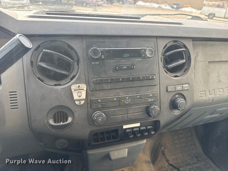 image for item ET4449 2011 Ford F350 Super Duty flatbed pickup truck