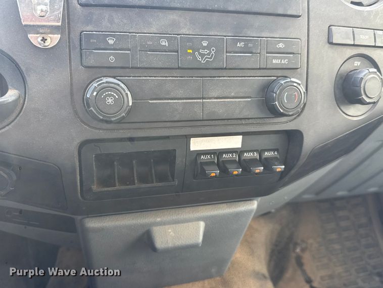 image for item ET4449 2011 Ford F350 Super Duty flatbed pickup truck