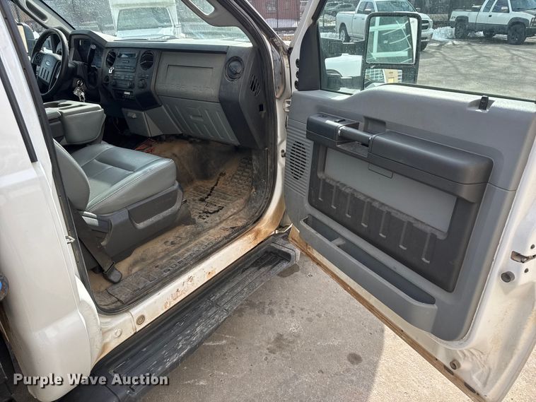 image for item ET4449 2011 Ford F350 Super Duty flatbed pickup truck