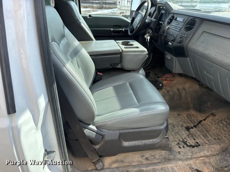 image for item ET4449 2011 Ford F350 Super Duty flatbed pickup truck