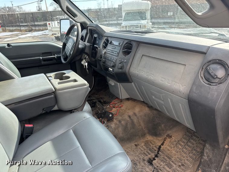 image for item ET4449 2011 Ford F350 Super Duty flatbed pickup truck