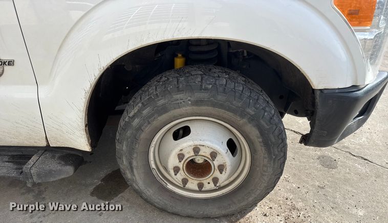 image for item ET4449 2011 Ford F350 Super Duty flatbed pickup truck