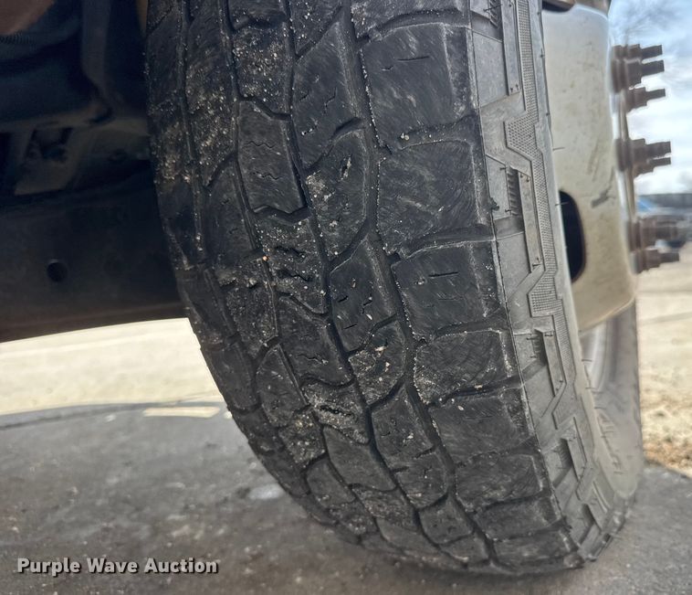 image for item ET4449 2011 Ford F350 Super Duty flatbed pickup truck