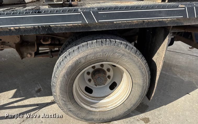 image for item ET4449 2011 Ford F350 Super Duty flatbed pickup truck