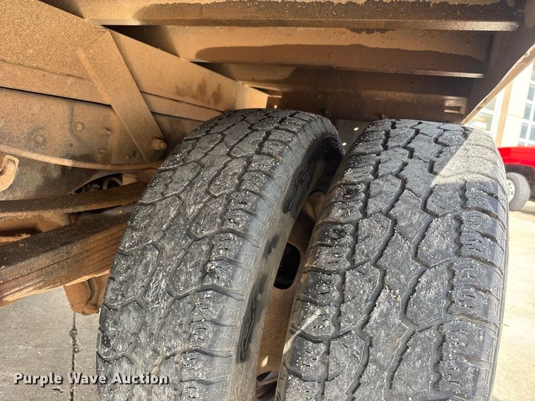 image for item ET4449 2011 Ford F350 Super Duty flatbed pickup truck