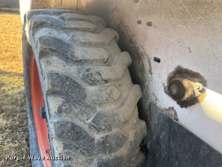 image for item ET4470 1995 Bobcat 553 skid steer loader