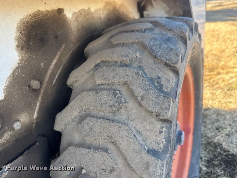 image for item ET4470 1995 Bobcat 553 skid steer loader