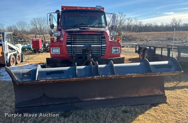 image for item ET4472 1995 Ford L8000 dump truck