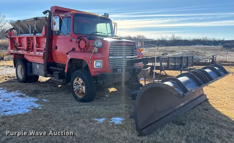 image for item ET4472 1995 Ford L8000 dump truck