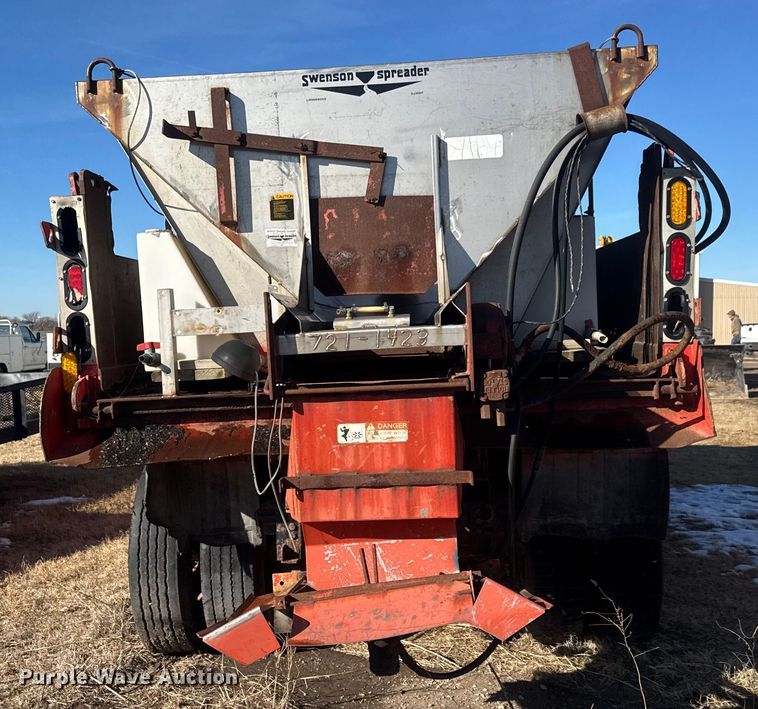 image for item ET4472 1995 Ford L8000 dump truck