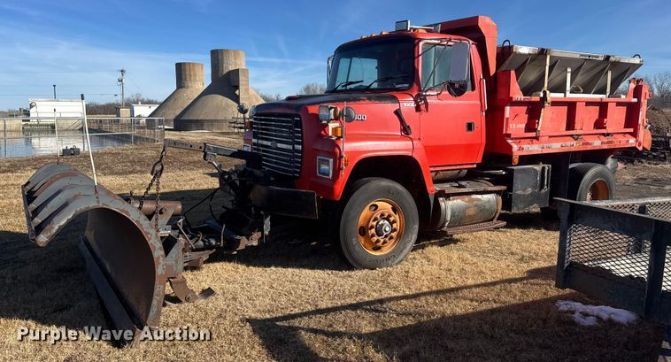 image for item ET4472 1995 Ford L8000 dump truck