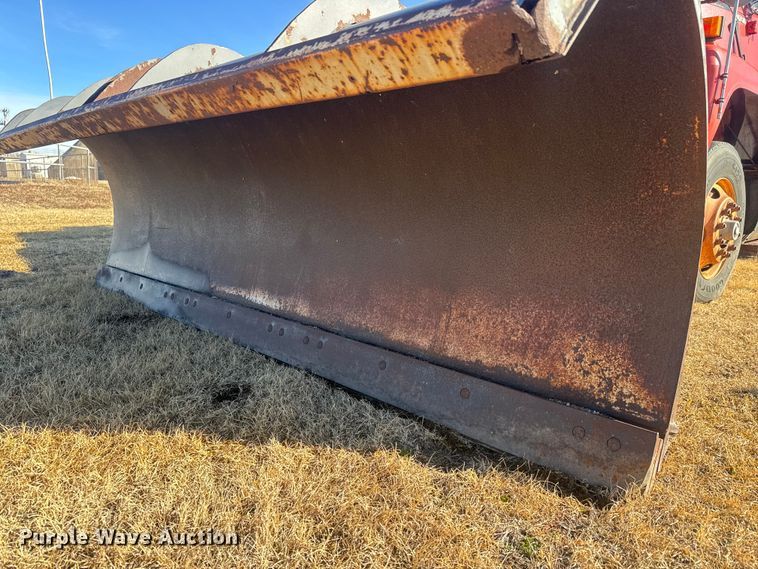 image for item ET4472 1995 Ford L8000 dump truck