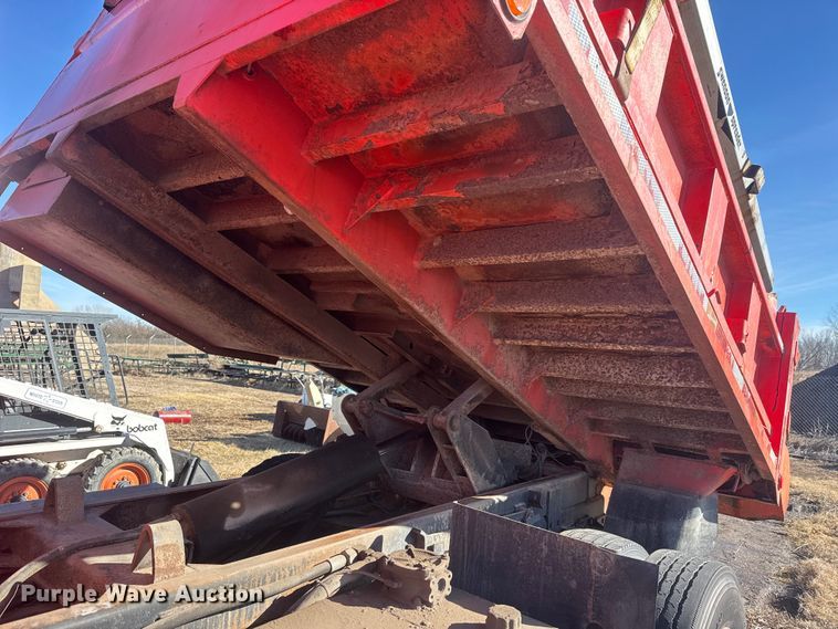 image for item ET4472 1995 Ford L8000 dump truck