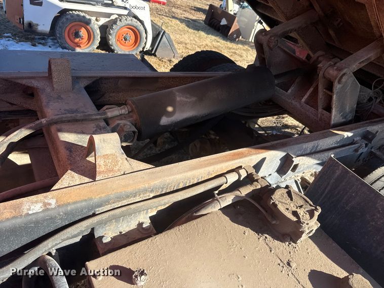 image for item ET4472 1995 Ford L8000 dump truck