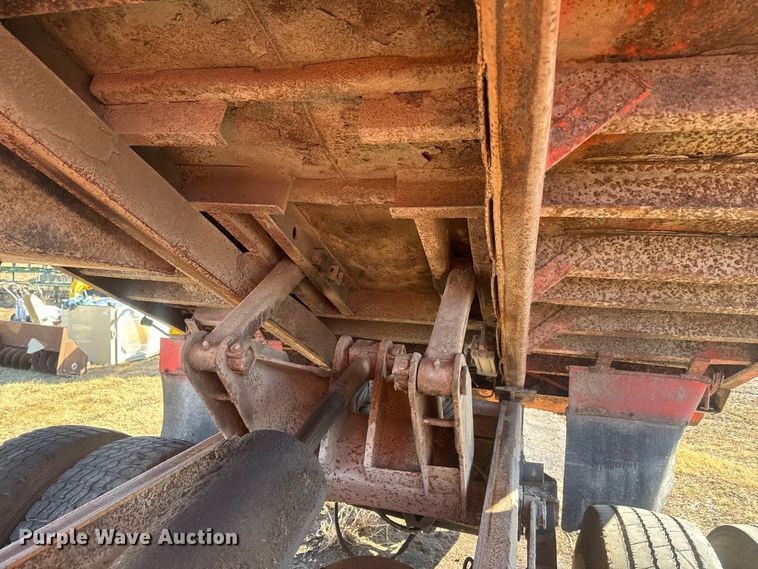 image for item ET4472 1995 Ford L8000 dump truck