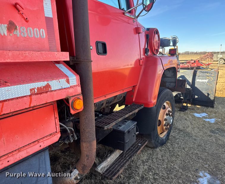 image for item ET4472 1995 Ford L8000 dump truck