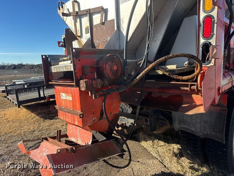 image for item ET4472 1995 Ford L8000 dump truck