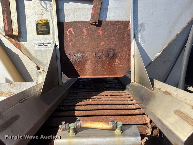 image for item ET4472 1995 Ford L8000 dump truck