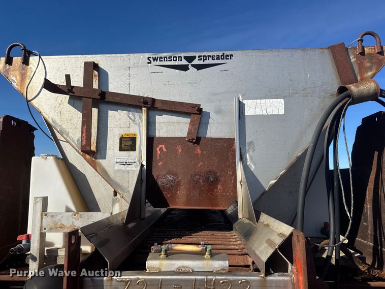 image for item ET4472 1995 Ford L8000 dump truck