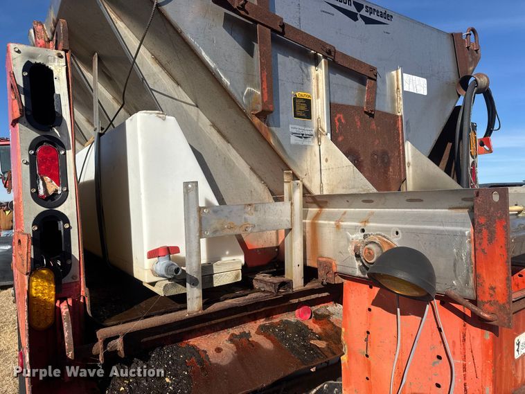 image for item ET4472 1995 Ford L8000 dump truck