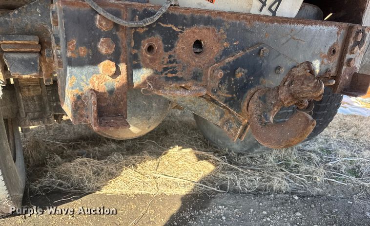 image for item ET4472 1995 Ford L8000 dump truck