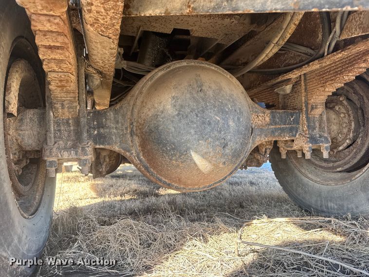 image for item ET4472 1995 Ford L8000 dump truck