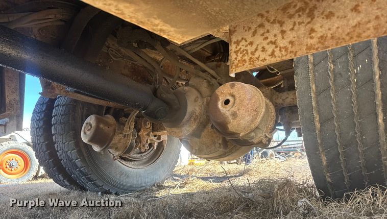 image for item ET4472 1995 Ford L8000 dump truck