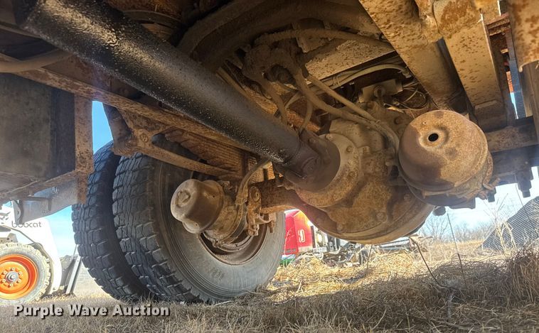 image for item ET4472 1995 Ford L8000 dump truck