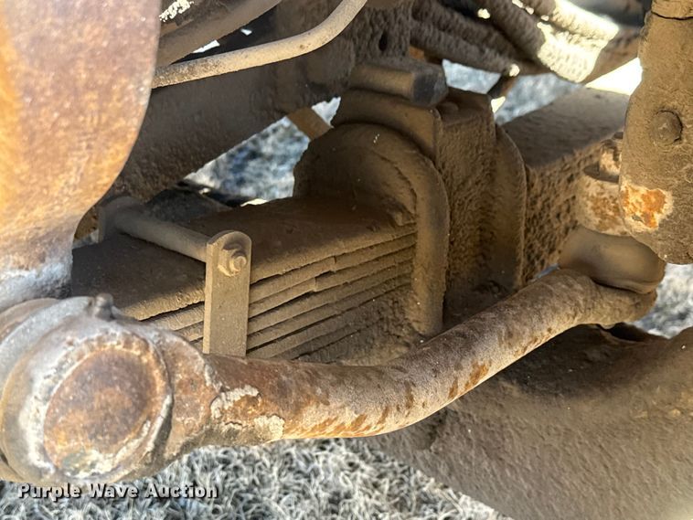 image for item ET4472 1995 Ford L8000 dump truck