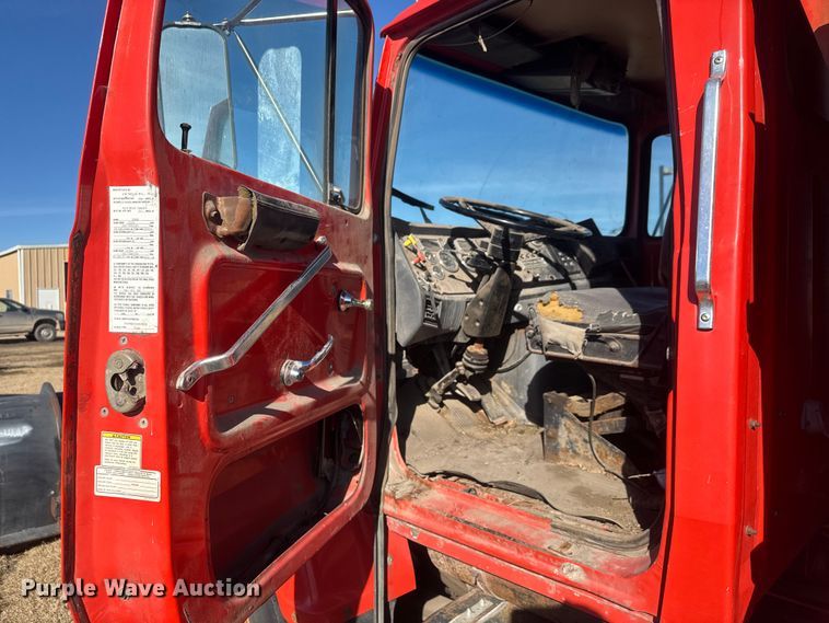 image for item ET4472 1995 Ford L8000 dump truck