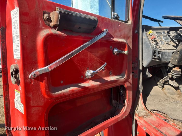 image for item ET4472 1995 Ford L8000 dump truck