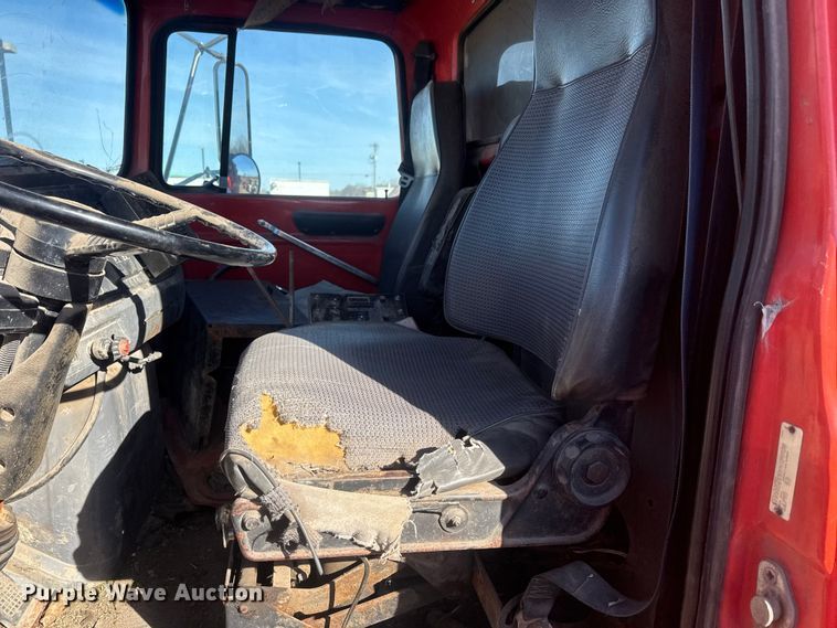 image for item ET4472 1995 Ford L8000 dump truck