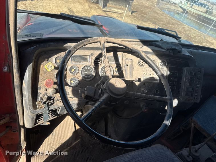 image for item ET4472 1995 Ford L8000 dump truck