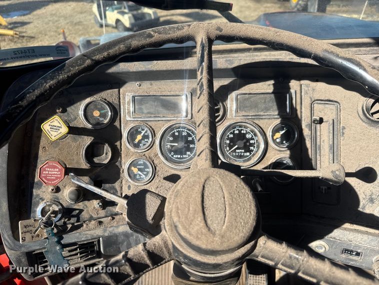 image for item ET4472 1995 Ford L8000 dump truck