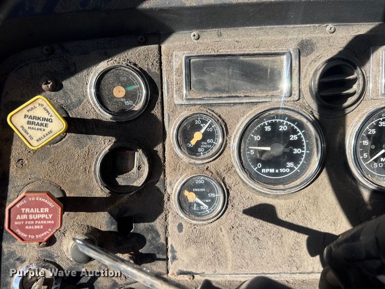 image for item ET4472 1995 Ford L8000 dump truck