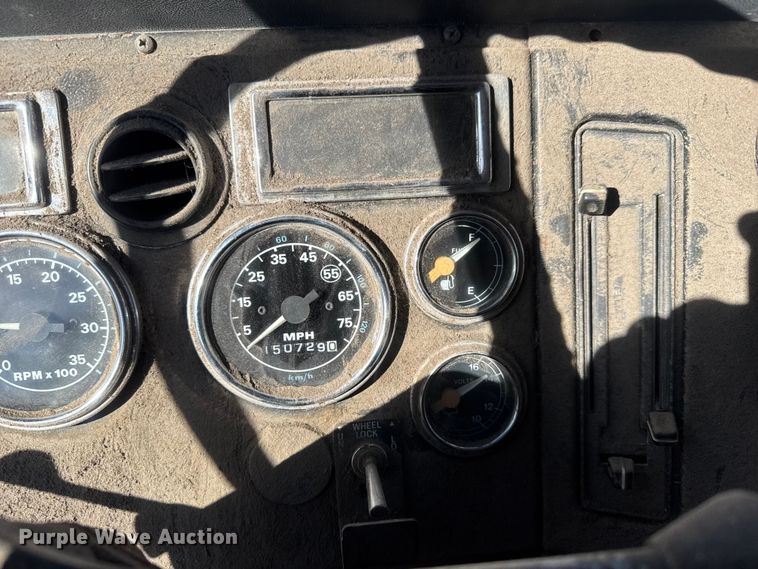 image for item ET4472 1995 Ford L8000 dump truck