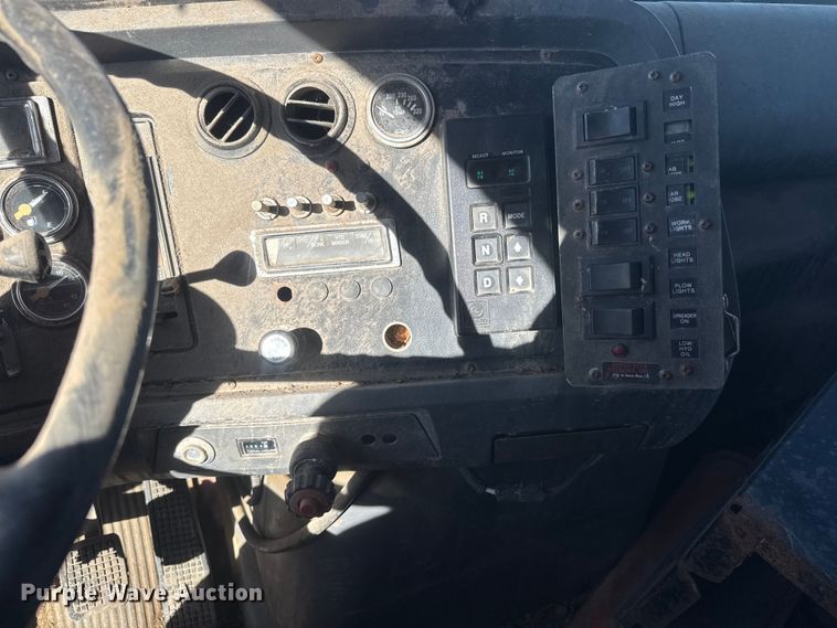 image for item ET4472 1995 Ford L8000 dump truck