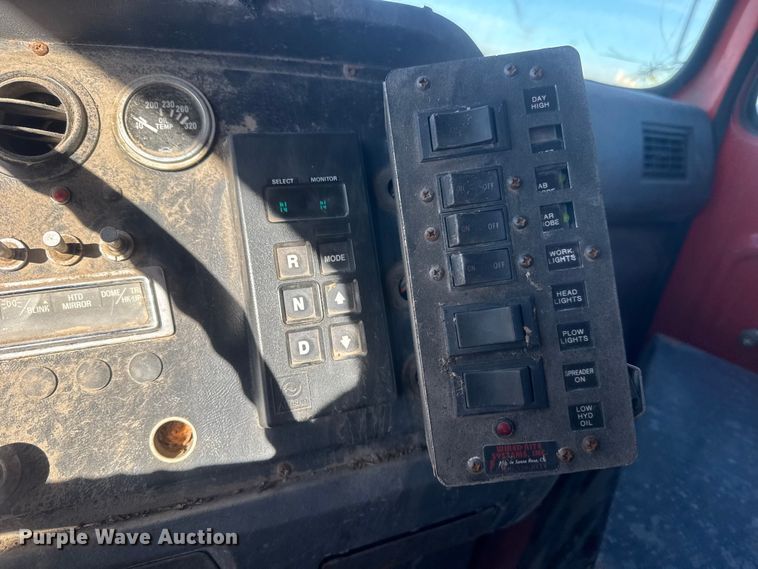 image for item ET4472 1995 Ford L8000 dump truck