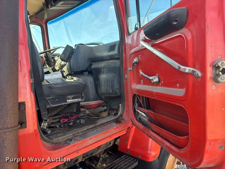 image for item ET4472 1995 Ford L8000 dump truck